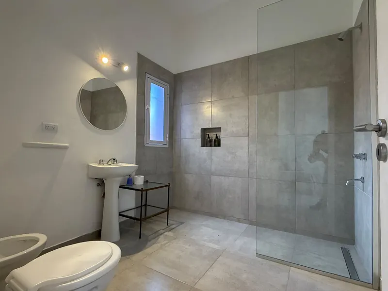 Baño completo del monoambiente