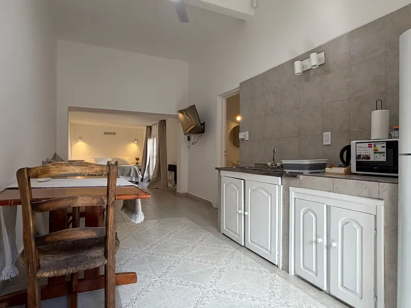 Living del monoambiente con área de TV