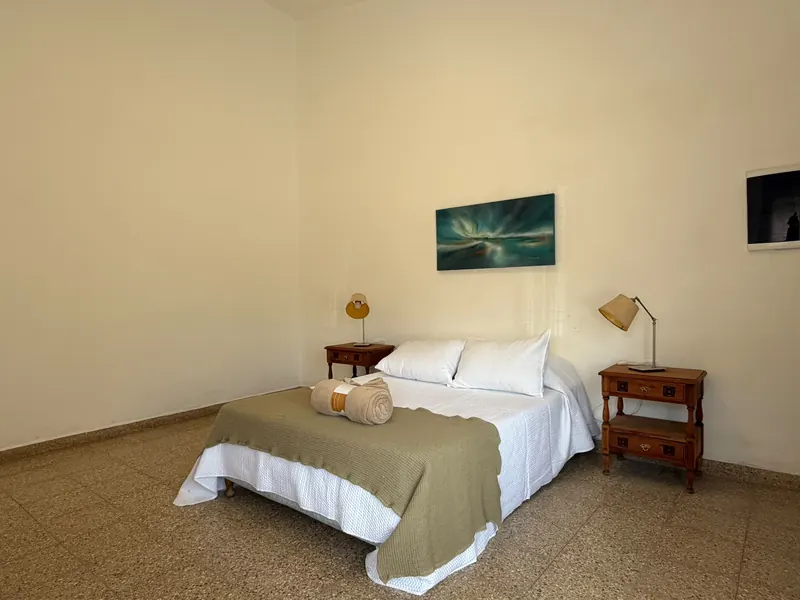 Dormitorio principal con cama matrimonial