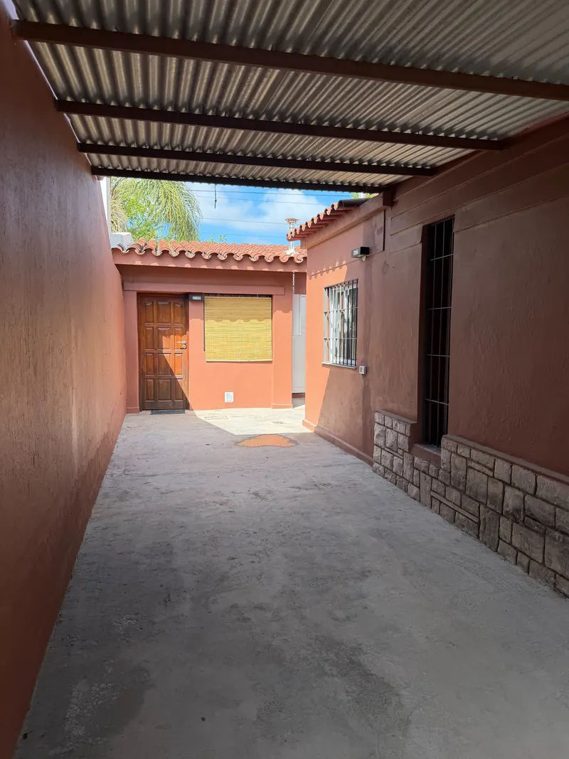 Patio delantero con espacio para auto